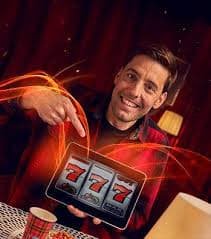 Studio meja langsung Evolution Gaming dengan dealer profesional dan multi-kamera